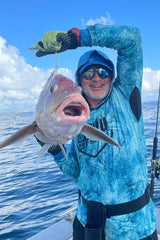 Outrigger Erkek Kapüşonlu, Uzun Kollu Balıkçı Yelkenci Marlin Mania Desenli Mavi UV Korumalı Tişört
