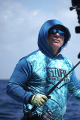 Outrigger Erkek Kapüşonlu, Uzun Kollu Balıkçı Yelkenci Marlin Mania Desenli Mavi UV Korumalı Tişört
